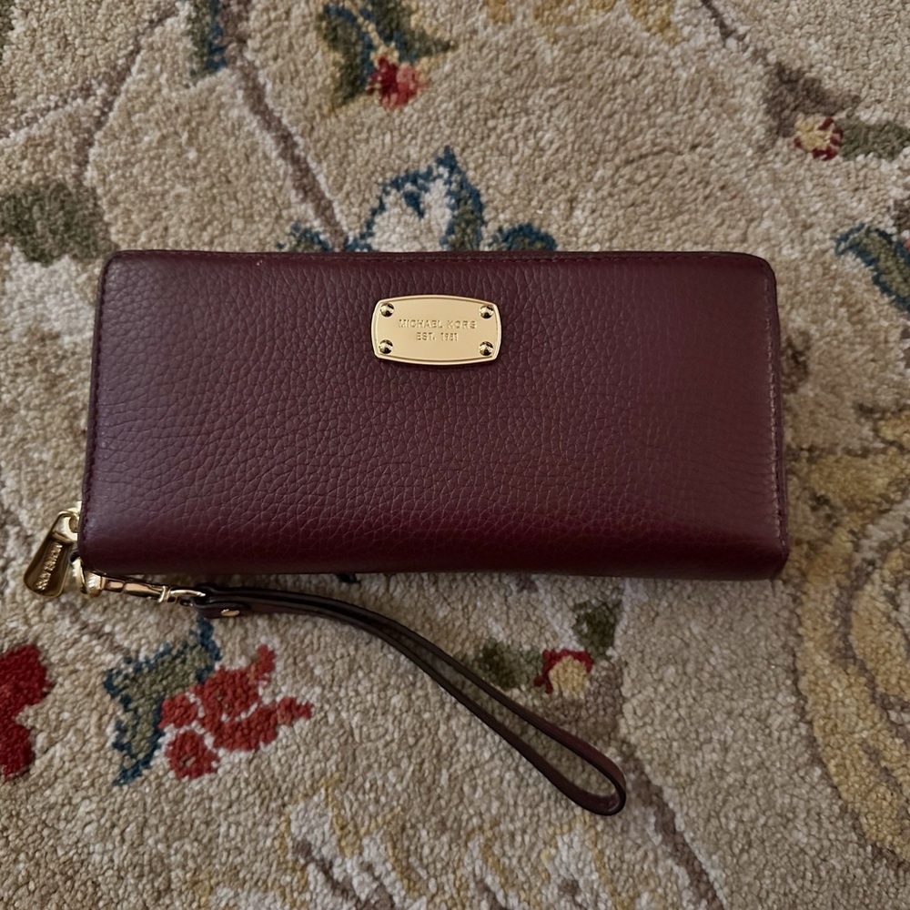 Michael Kor’s Jet Set Continental Travel Full Zip Leather Wallet - Picture 2 of 13